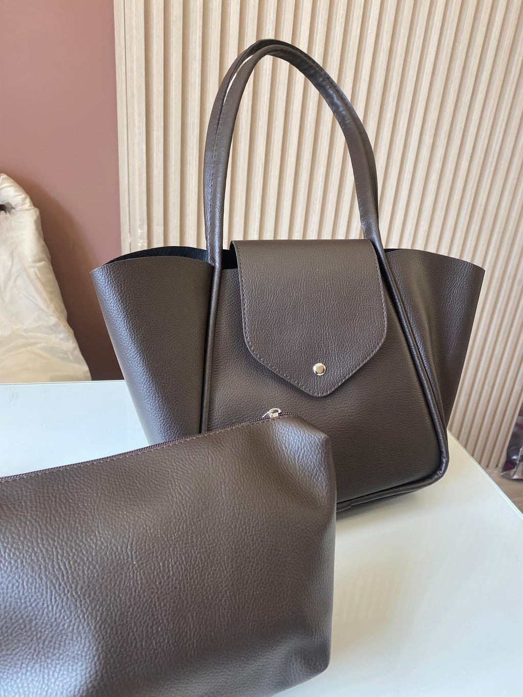 شنتة كتف جلد مع شنتة مكياج صغيرة