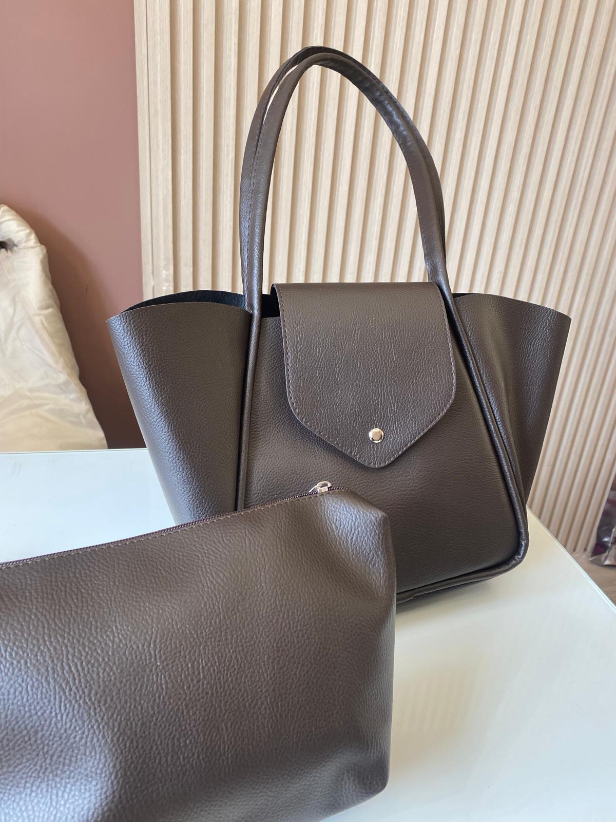 شنتة كتف جلد مع شنتة مكياج صغيرة