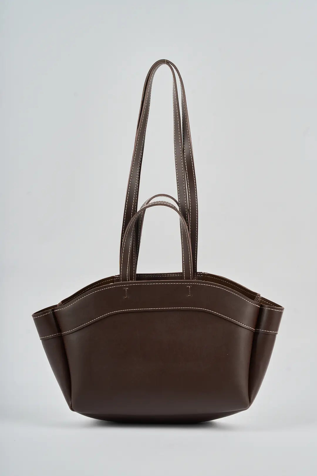 شنتة جلد مع شنتة مكياج صغيرة