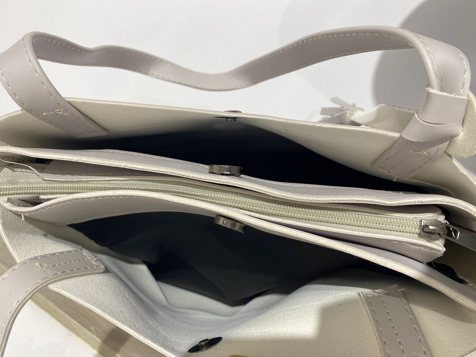 شنتة كتف جلد ب 3 دفات