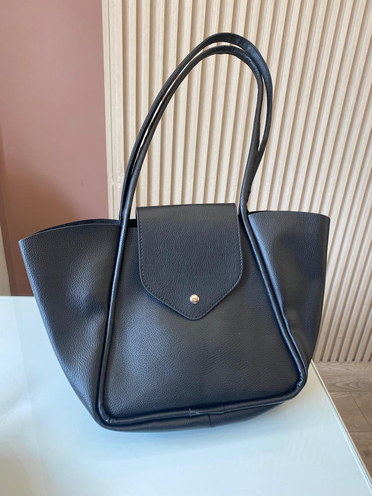 شنتة كتف جلد مع شنتة مكياج صغيرة