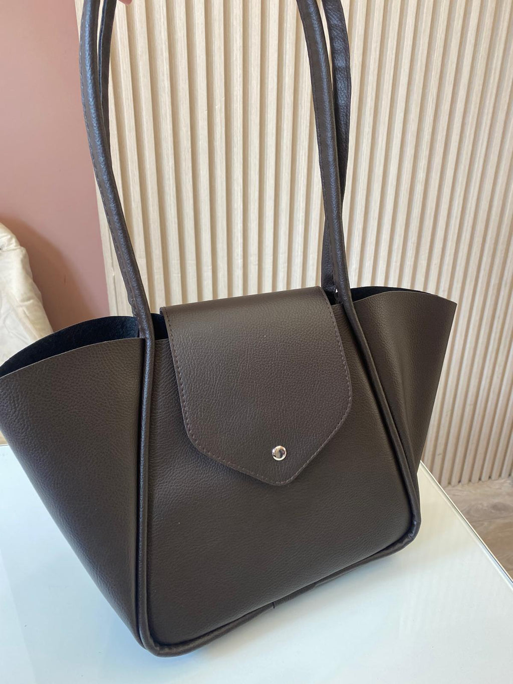 شنتة كتف جلد مع شنتة مكياج صغيرة