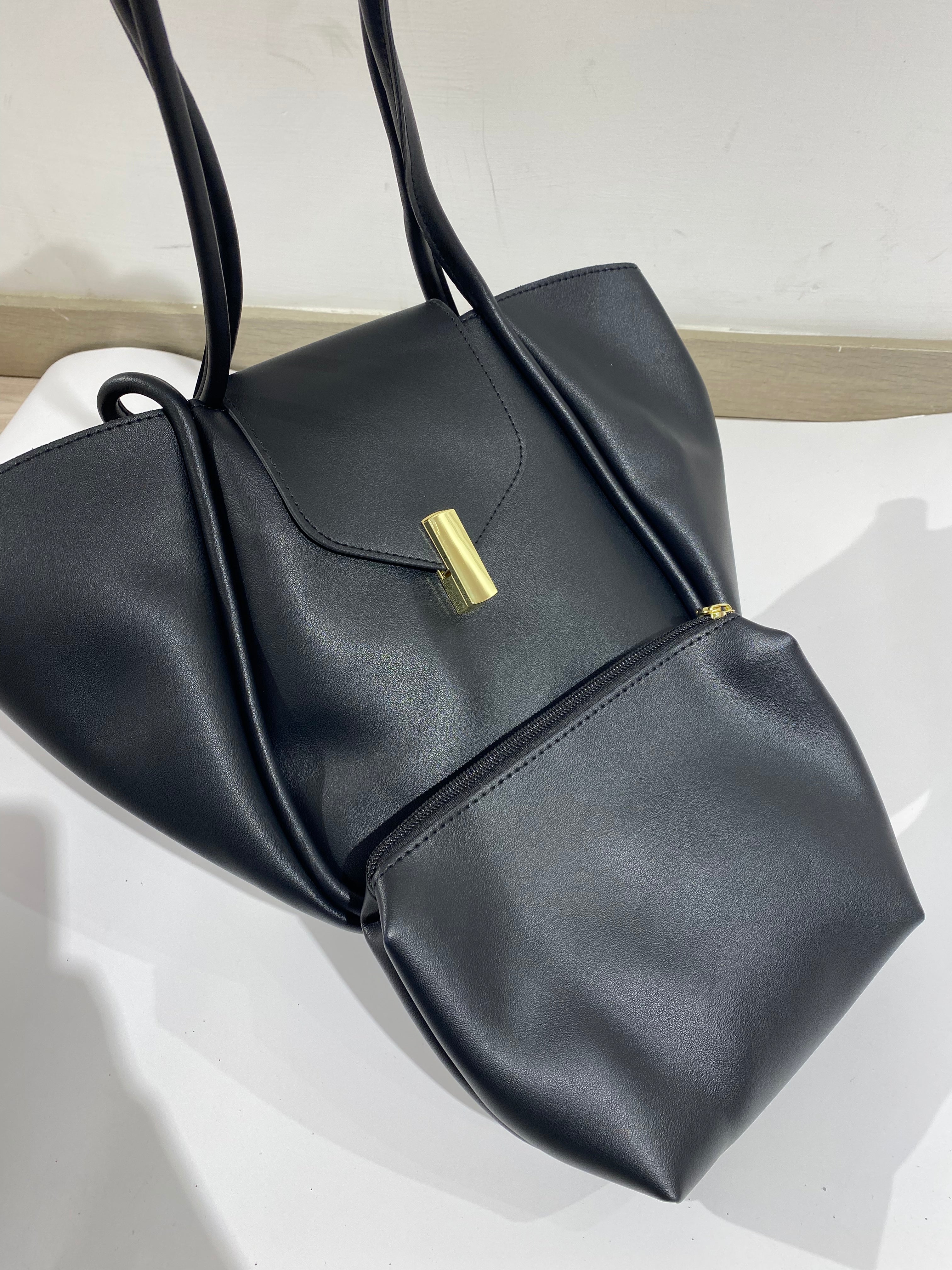 شنتة كتف جلد مع شنتة مكياج صغيرة