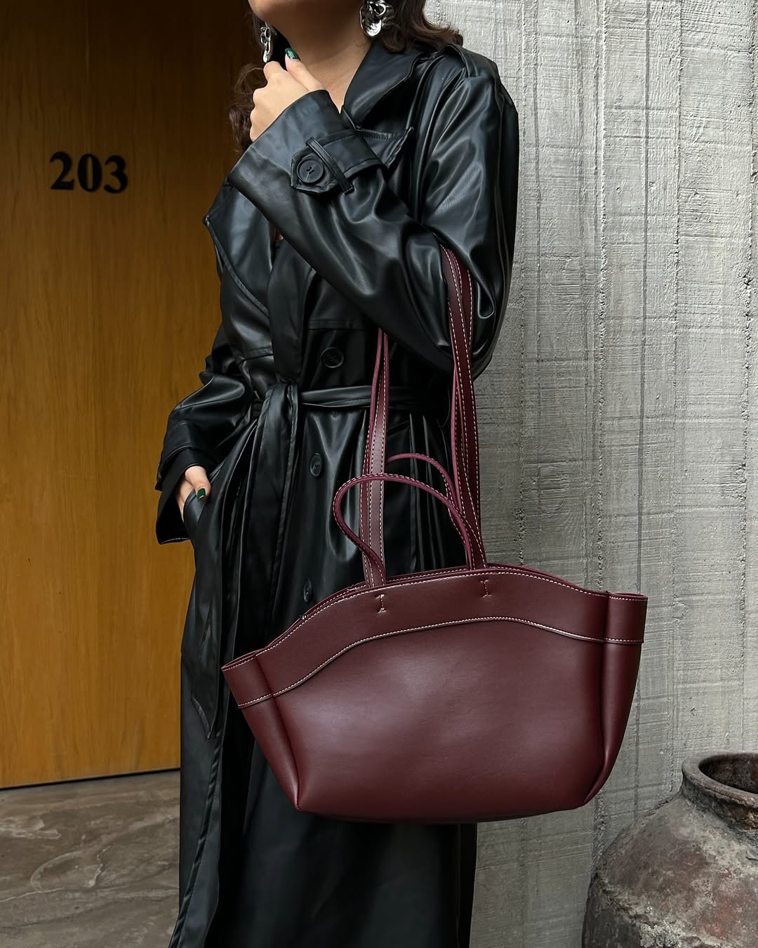 شنتة جلد مع شنتة مكياج صغيرة