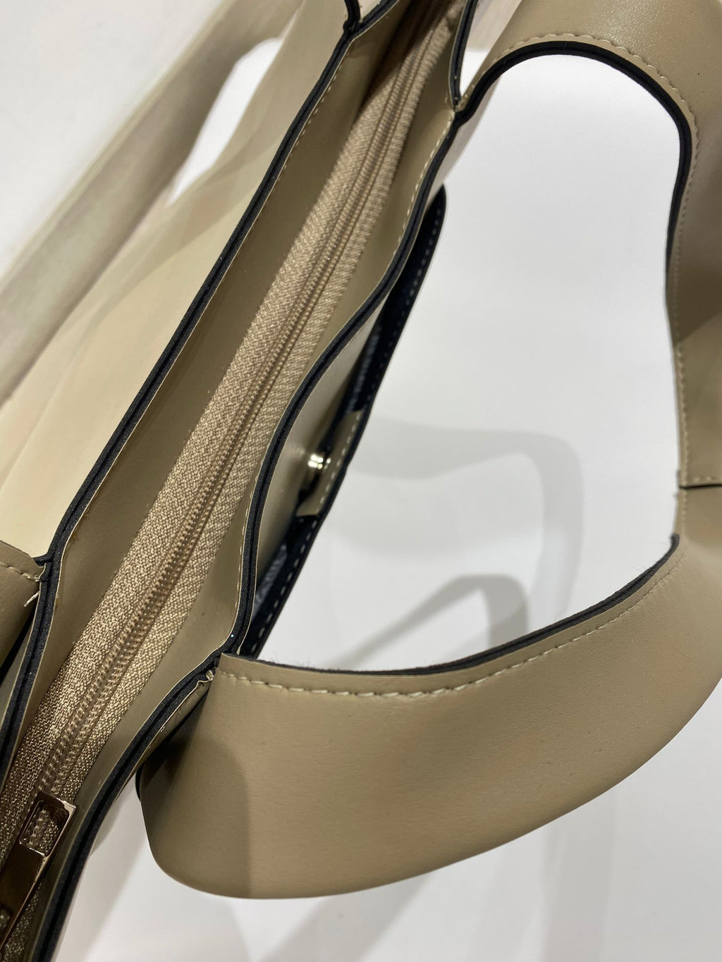 شنتة كتف جلد بجيبة امامية