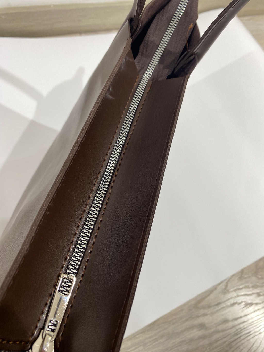 شنتة كتف جلد مع جيبة امامية وشنتة مكياج صغيرة