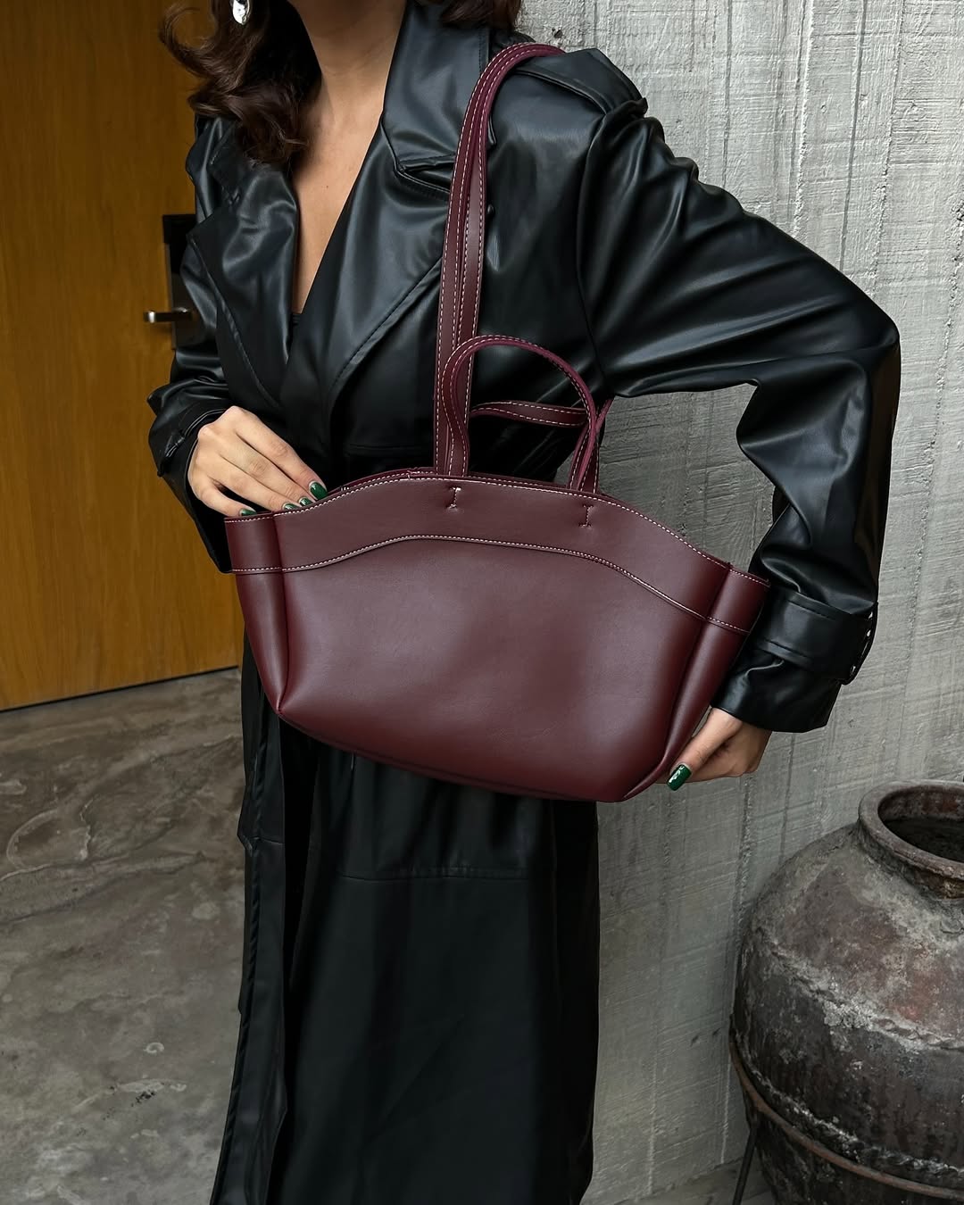 شنتة جلد مع شنتة مكياج صغيرة