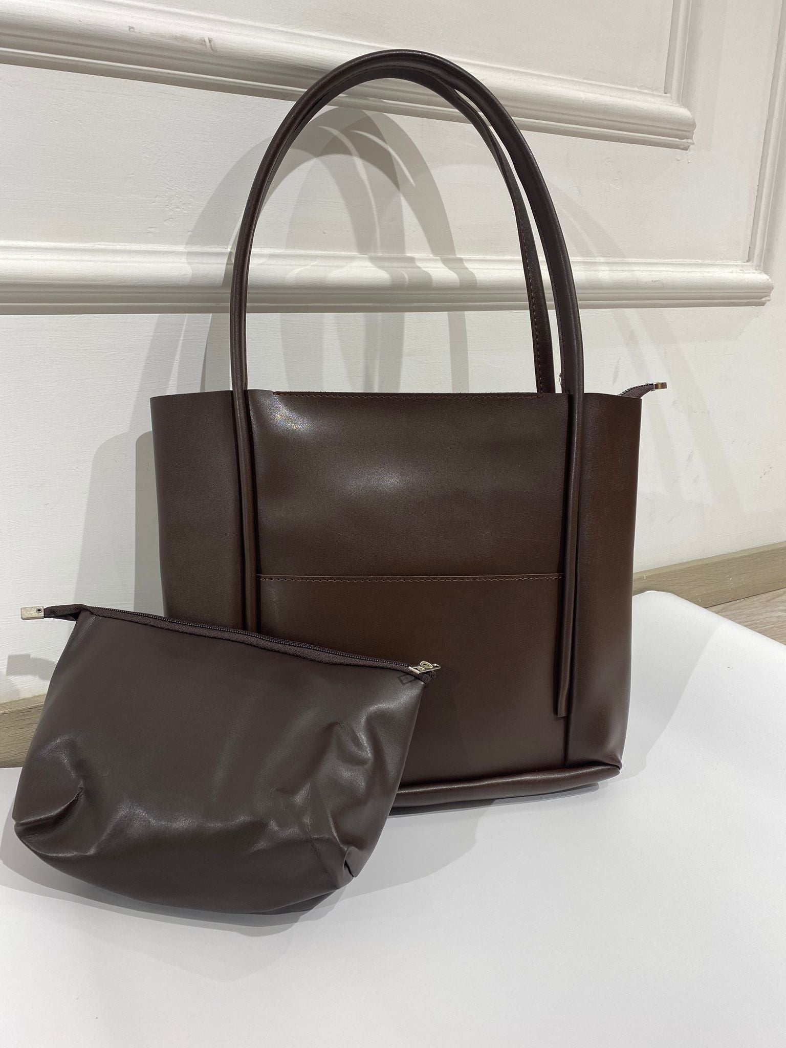 شنتة كتف جلد مع جيبة امامية وشنتة مكياج صغيرة