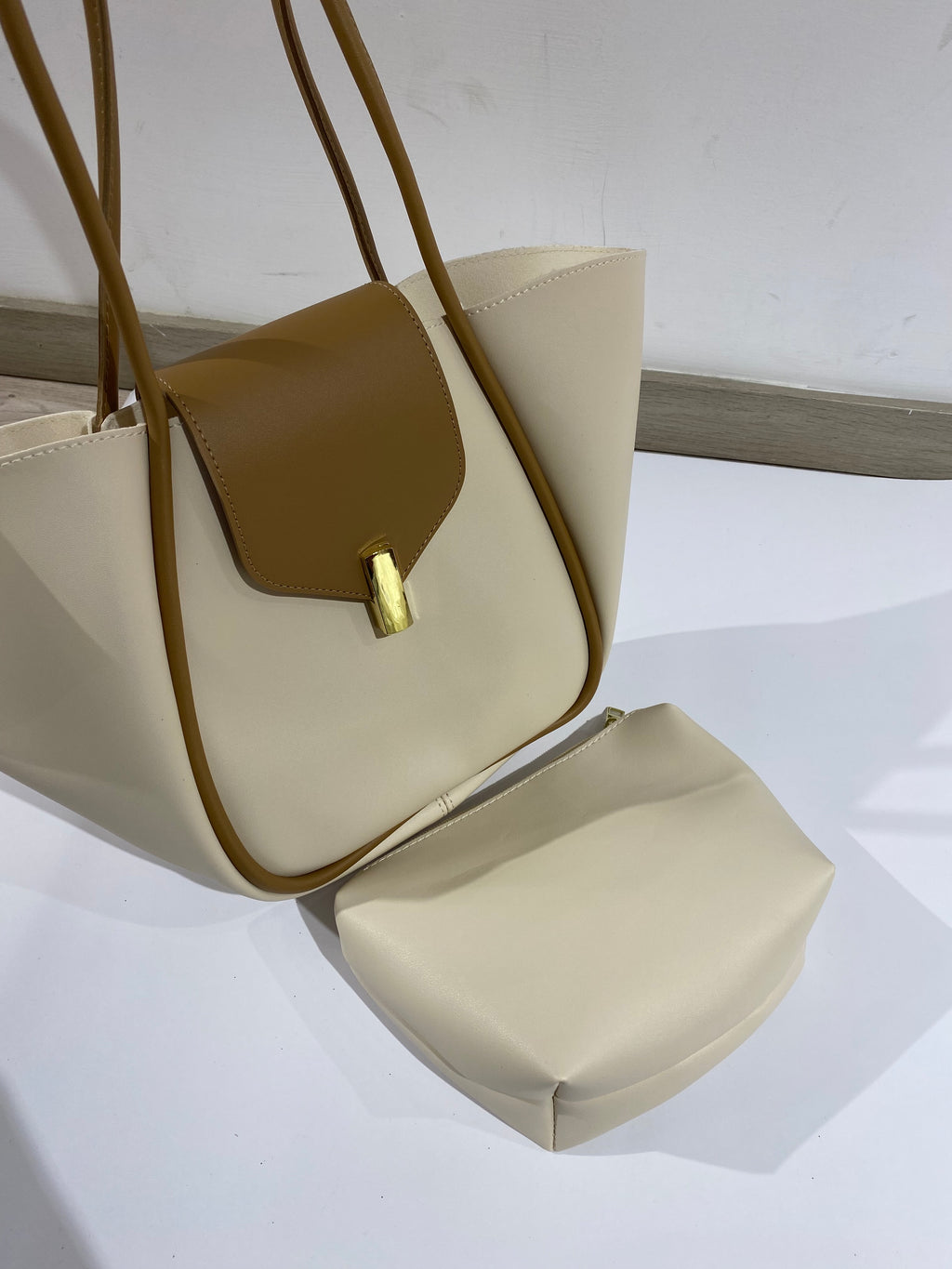 شنتة كتف جلد مع شنتة مكياج صغيرة