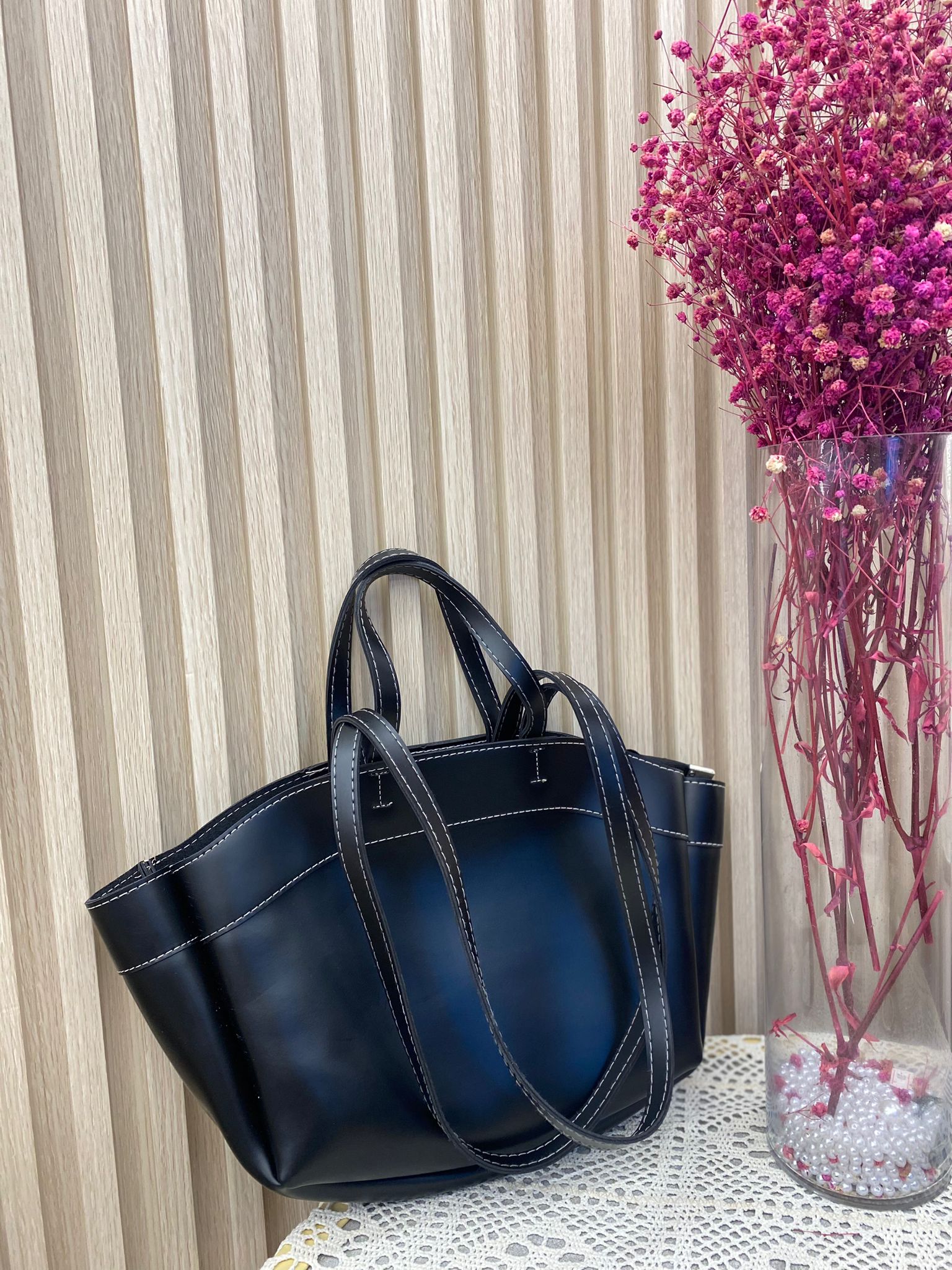 شنتة جلد مع شنتة مكياج صغيرة