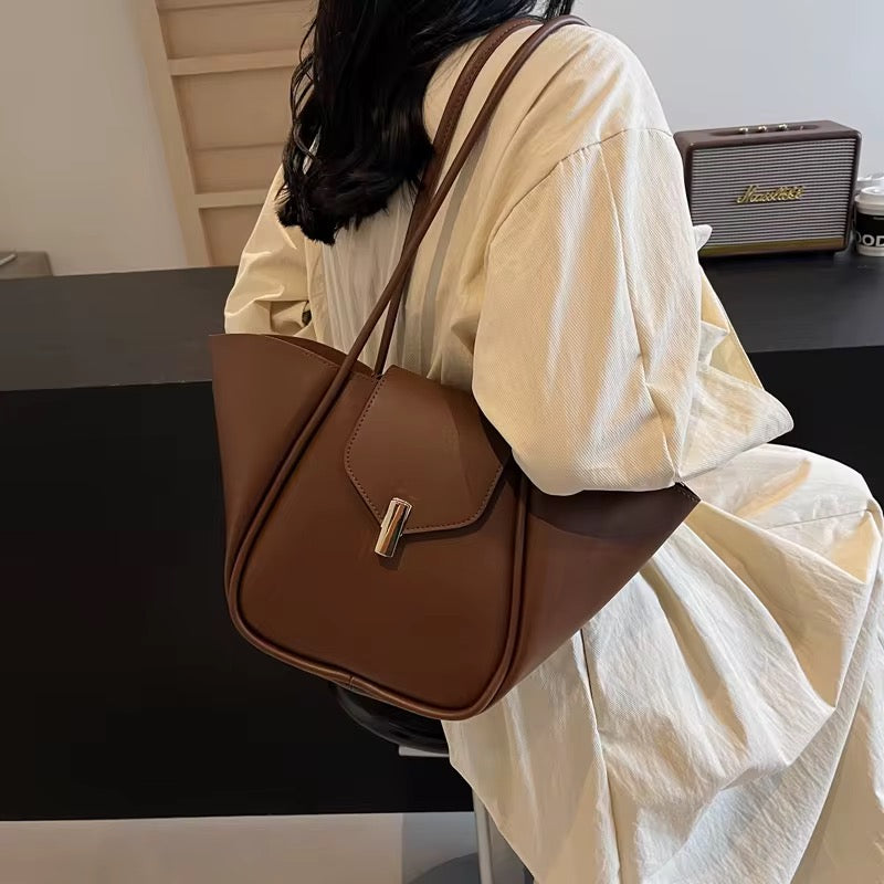 شنتة كتف جلد مع شنتة مكياج صغيرة