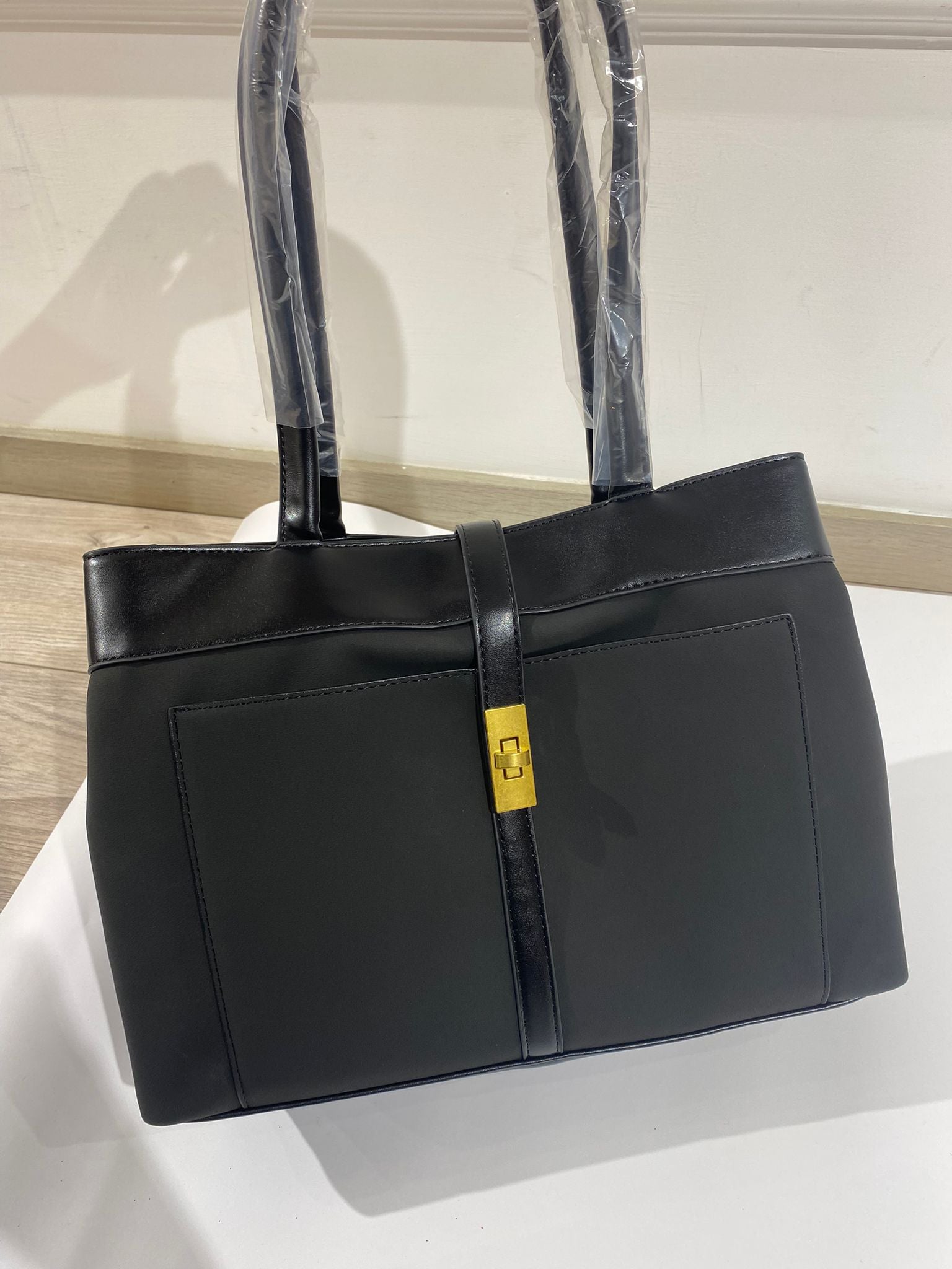 شنتة كتف مقسمة من جوا