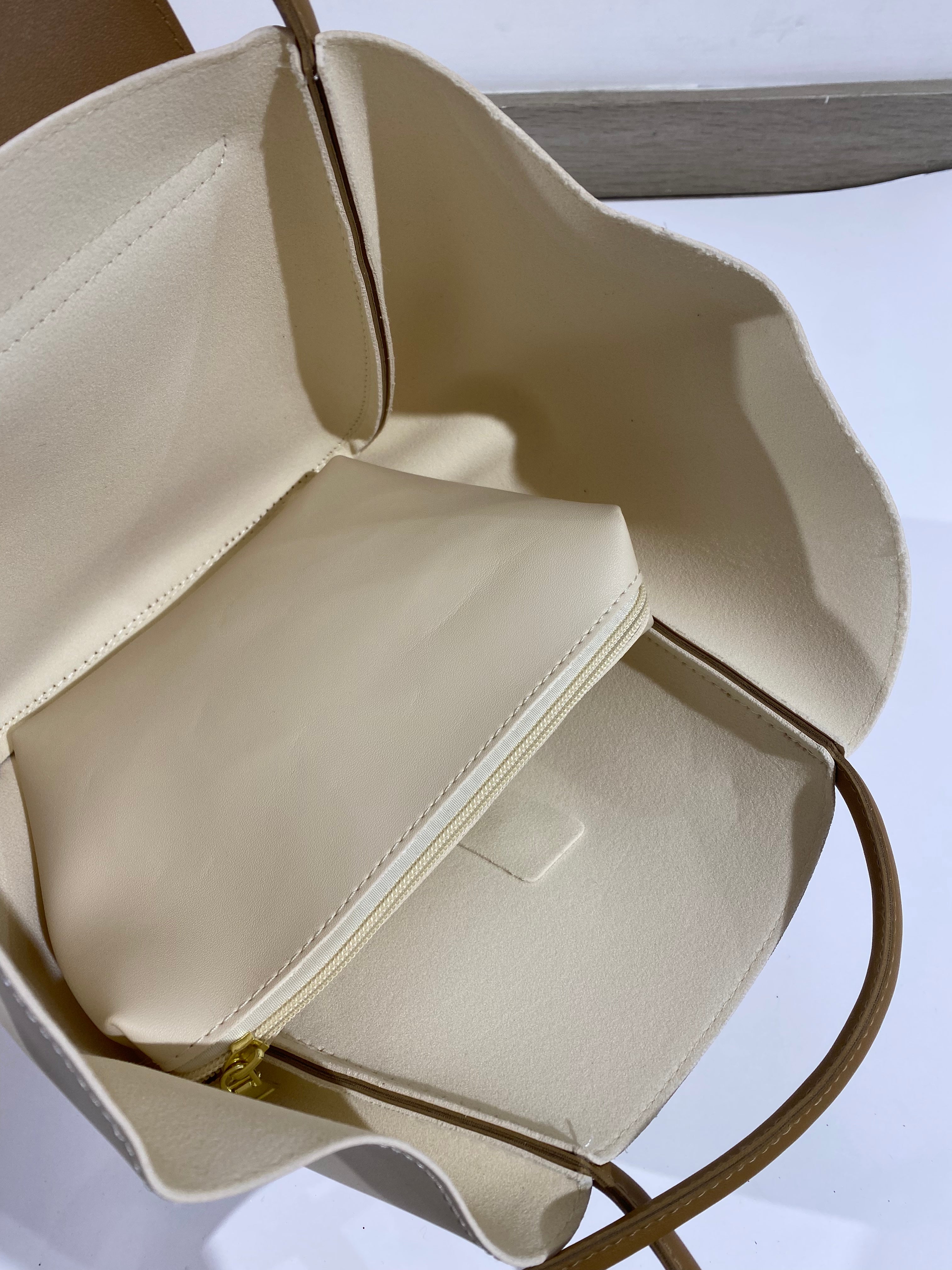 شنتة كتف جلد مع شنتة مكياج صغيرة