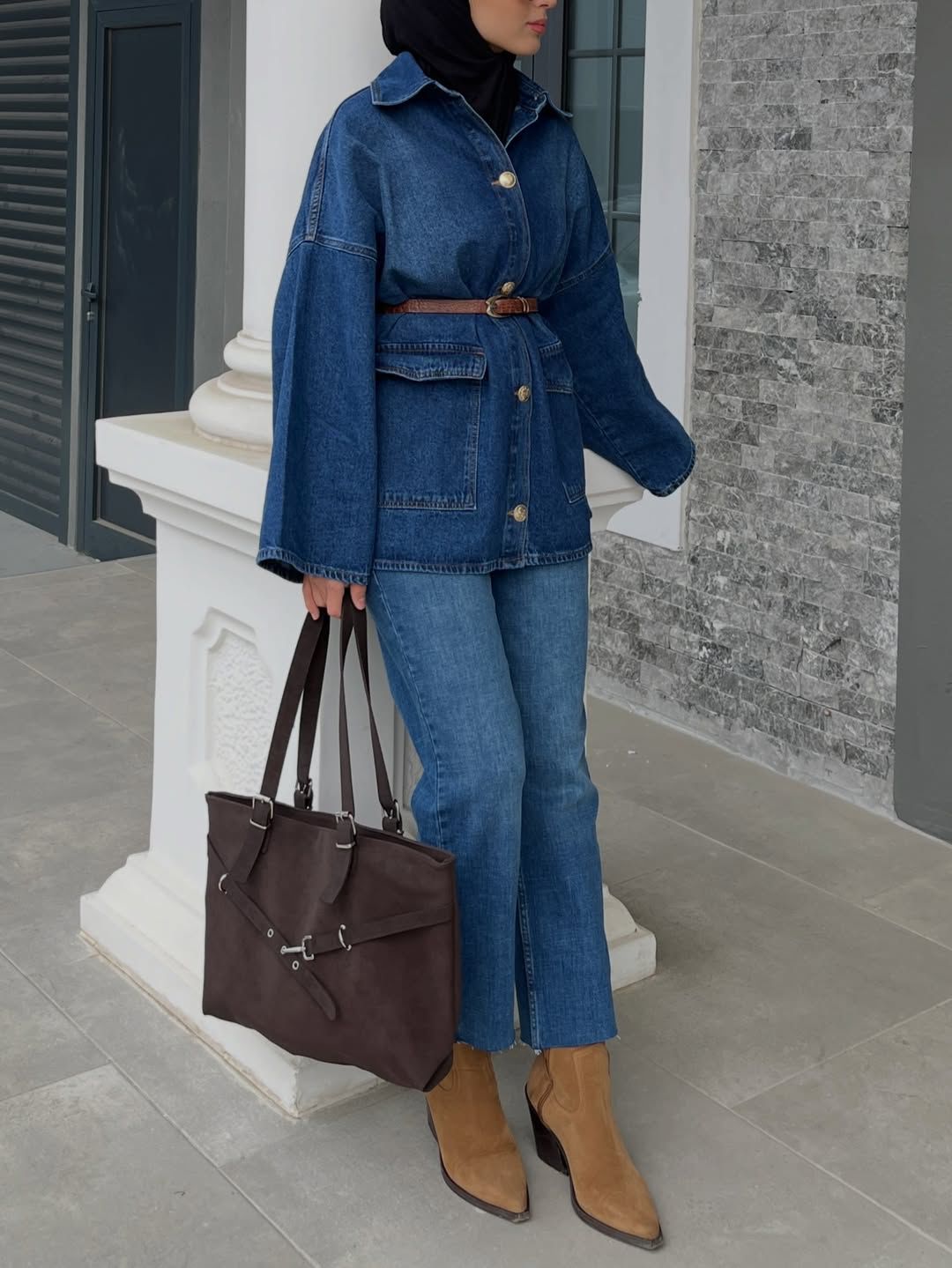 شنتة كتف نسائية بتفاصيل حزام عليها