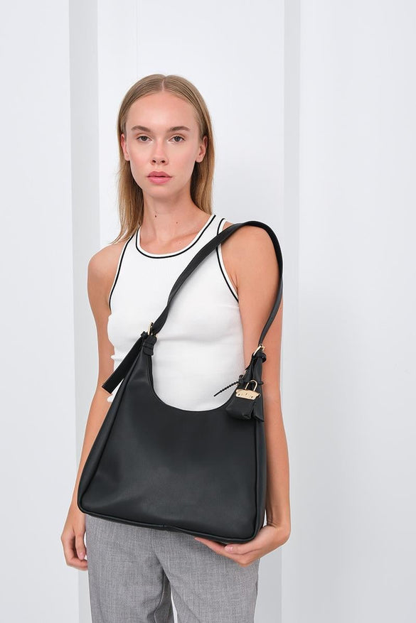 شنتة كتف جلد مع تشارم صغيرة