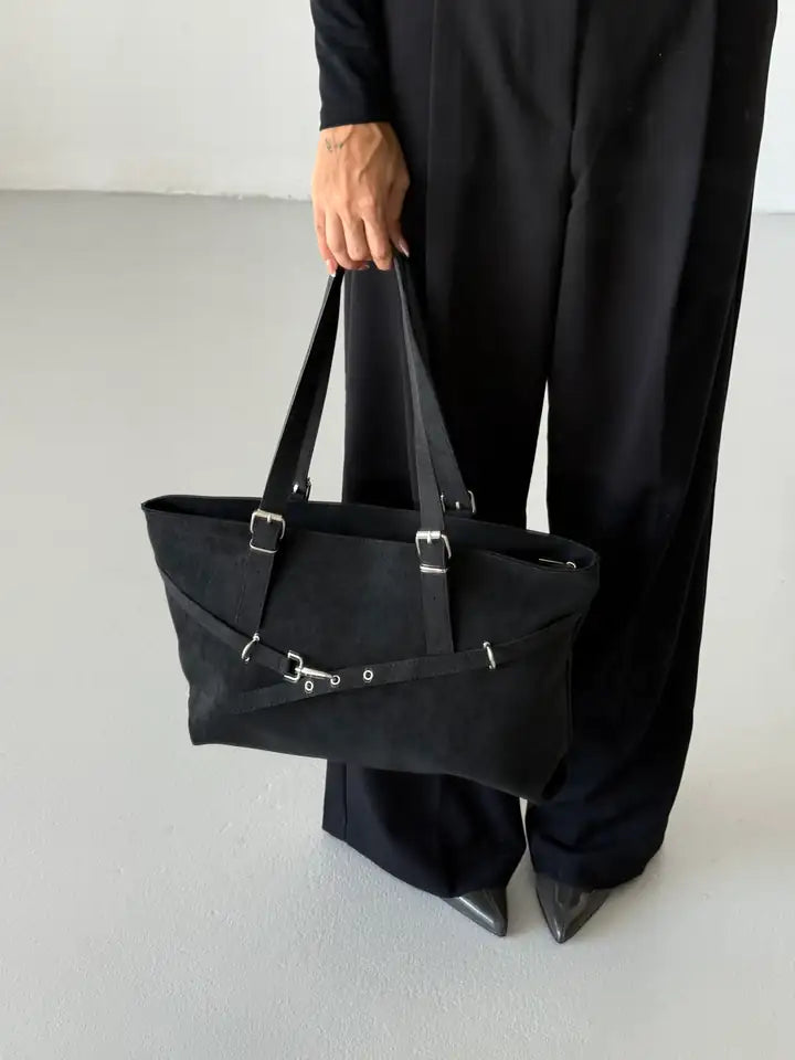 شنتة كتف نسائية بتفاصيل حزام عليها