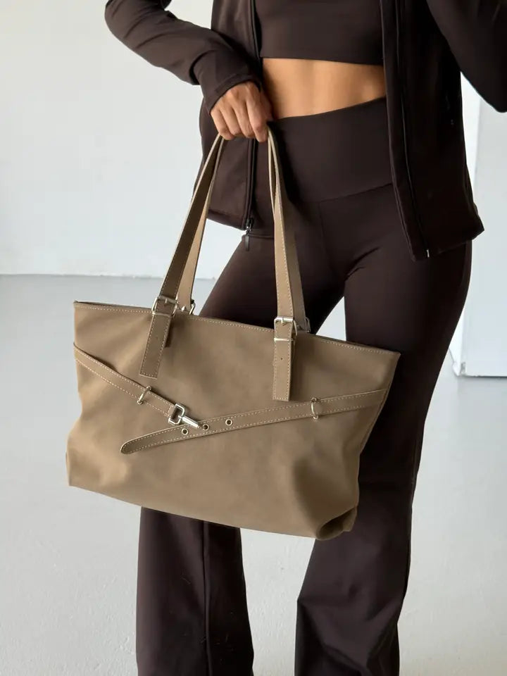 شنتة كتف نسائية بتفاصيل حزام عليها