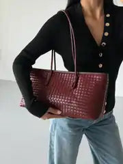 شنتة كتف جلد مبزر