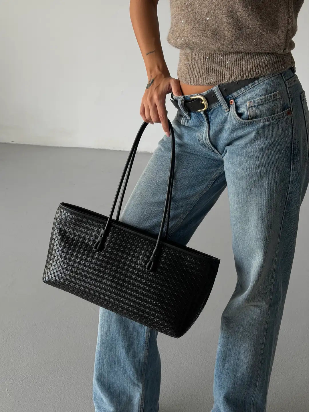 شنتة كتف جلد مبزر