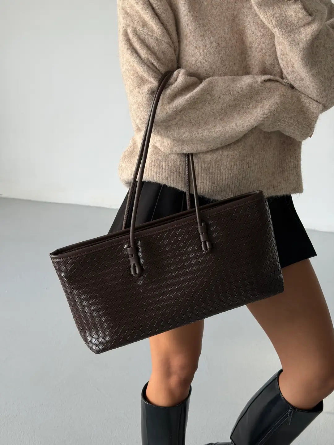 شنتة كتف جلد مبزر