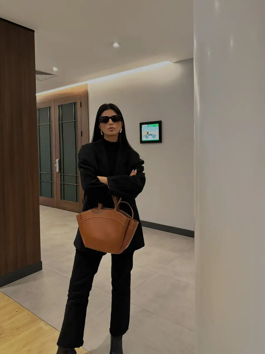 شنتة جلد مع شنتة مكياج صغيرة