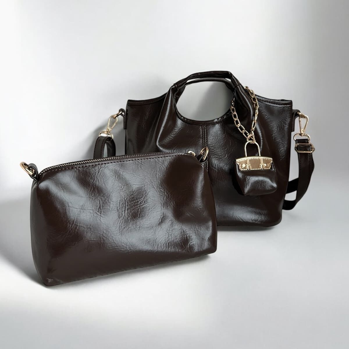 شنتة جلد مع شنتة مكياج صغيرة